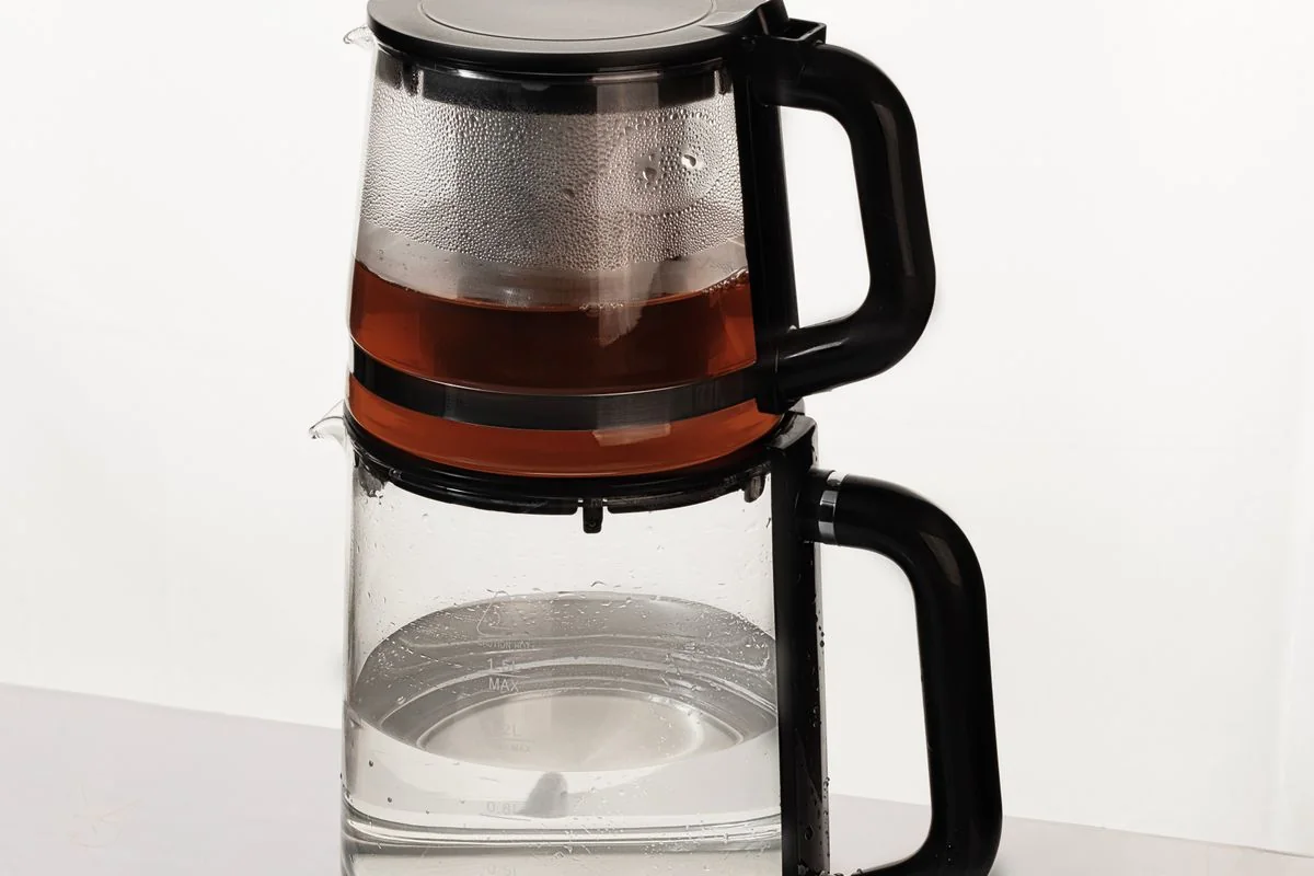 Machine à thé vitrée avec infuseur intégré et réservoir d’eau
