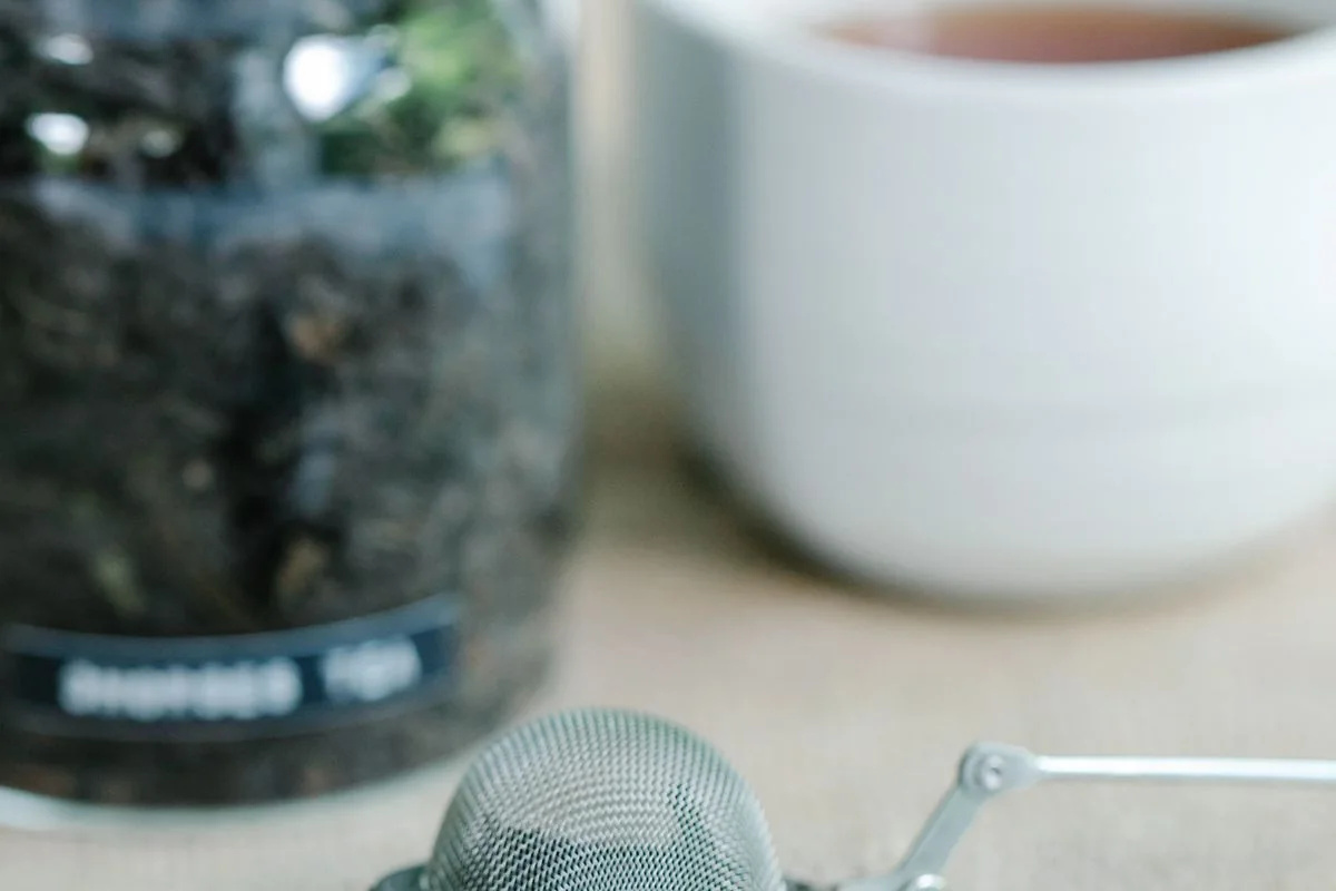 Infuseur et feuilles de thé en vrac prêts pour la préparation