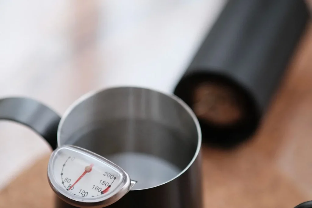 Thermomètre plongé dans un récipient pour contrôler la température de l’eau